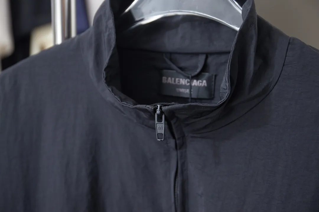 Balenciaga 𝘽𝘼𝙇𝙀𝙉𝘾𝙄𝘼𝙂𝘼 BLCG 26SS 71 white tape printed sports suit, light luxury, a must-have item for daily commuting for men and women, correct version, welcome to compare, detailed features · Customized matt Taslan jacket fabric · The fabric has undergone a waterproof coating process · The lining is made of three-level polyester bird's eye mesh · OS ultra-loose silhouette design · Side zipper pockets Small stand-up collar design · Internal zipper pocket design · Elastic waistband design at the hem · Customized molded hardware zipper Jacket double slider design · Imported environmentally friendly glue thermosetting ink printing technology · Double side pockets on trousers · Original main mark washed tag brand packaging Color: Black Size: 46/48/50/52